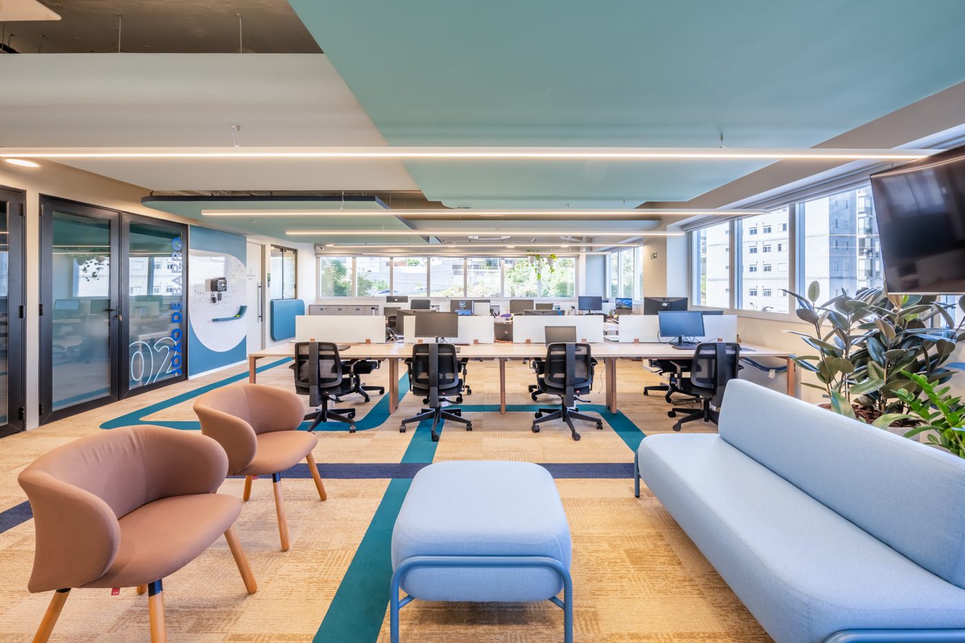 Sala Pitanga — espaço de espera com cafeteria