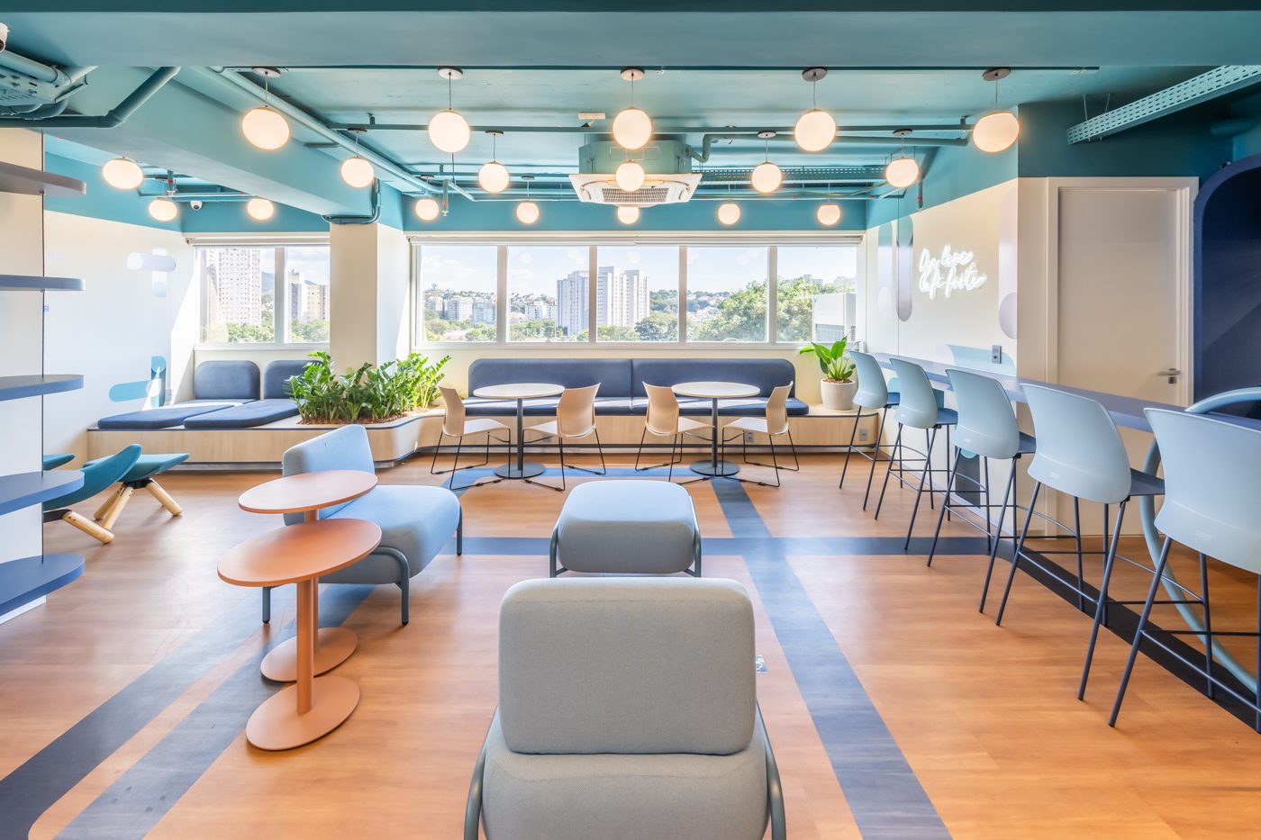Totem em neon — Sonhar, Conquistar & Celebrar